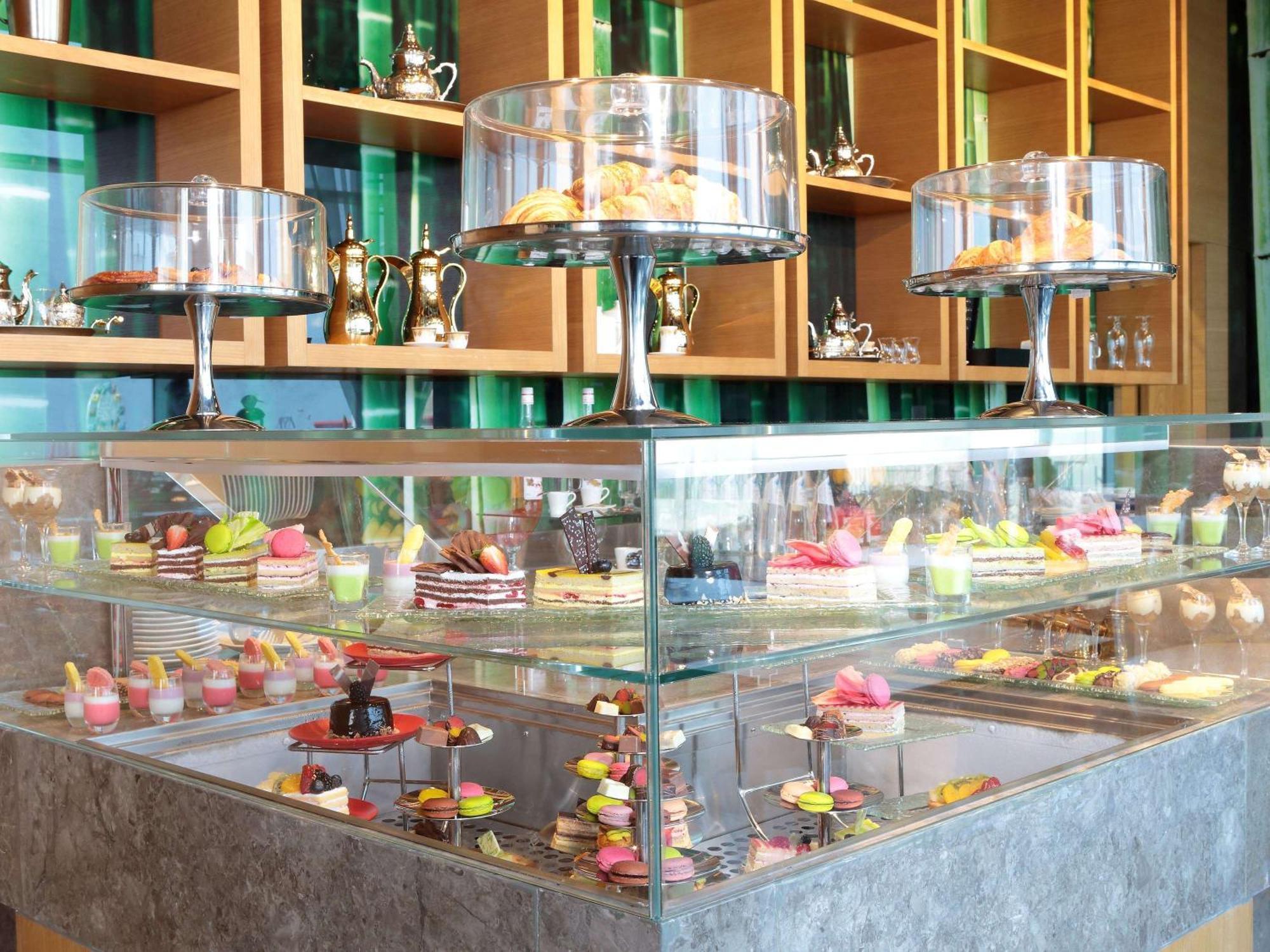 Novotel Jazan Extérieur photo A display case of petit fours