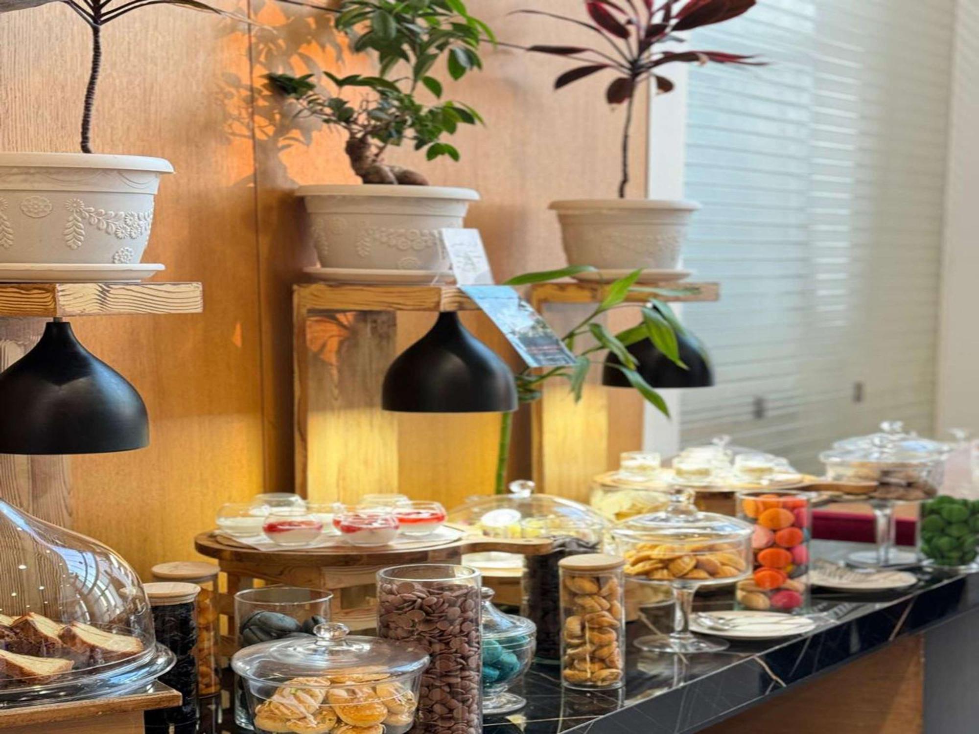Novotel Jazan Extérieur photo A dessert buffet