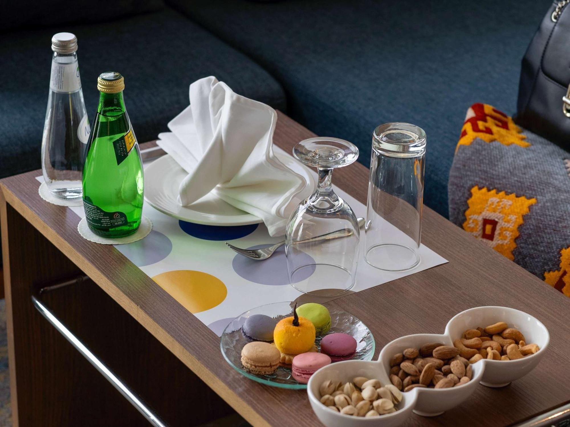Novotel Jazan Extérieur photo A typical turndown service