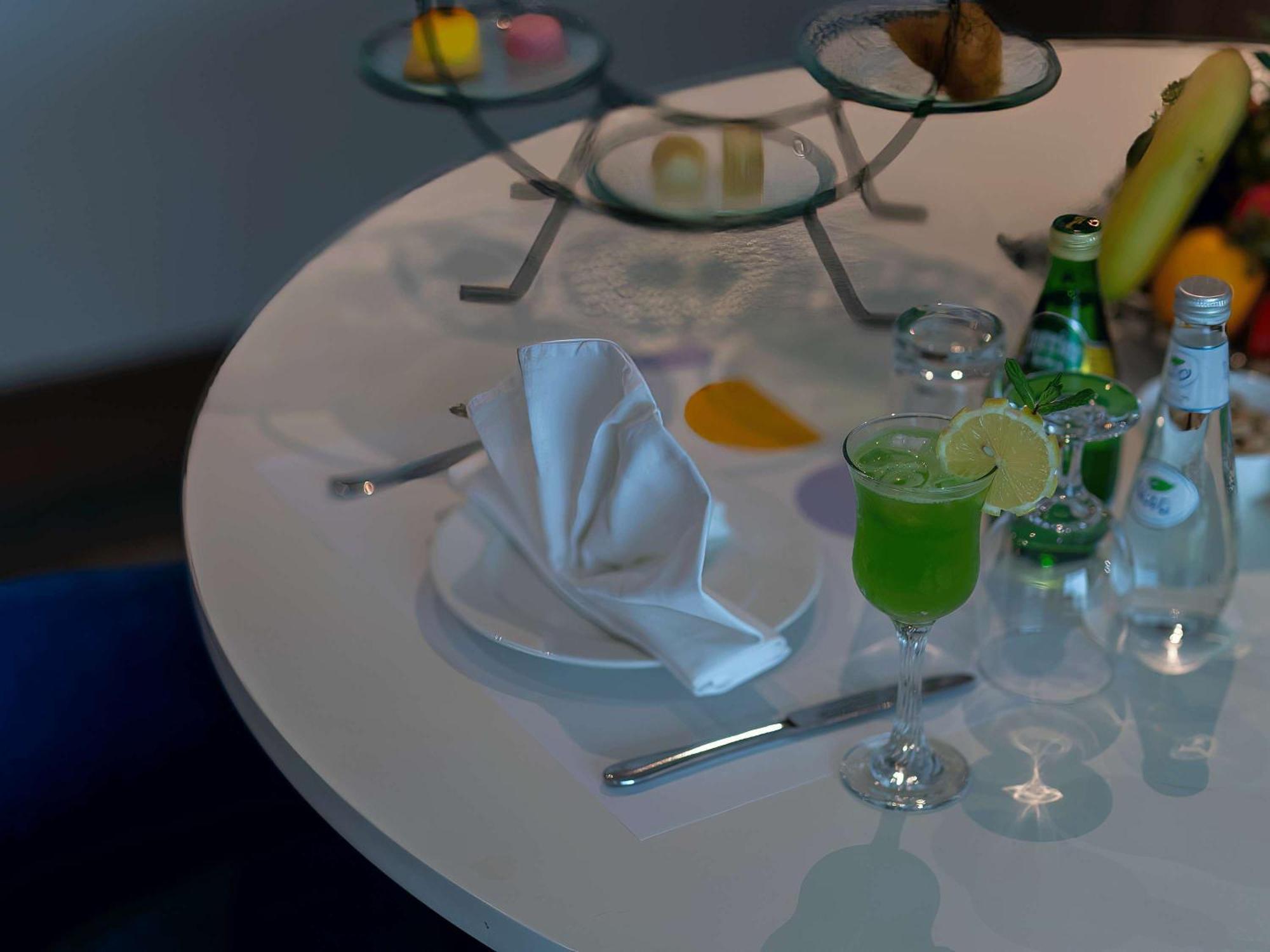 Novotel Jazan Extérieur photo A table set for afternoon tea