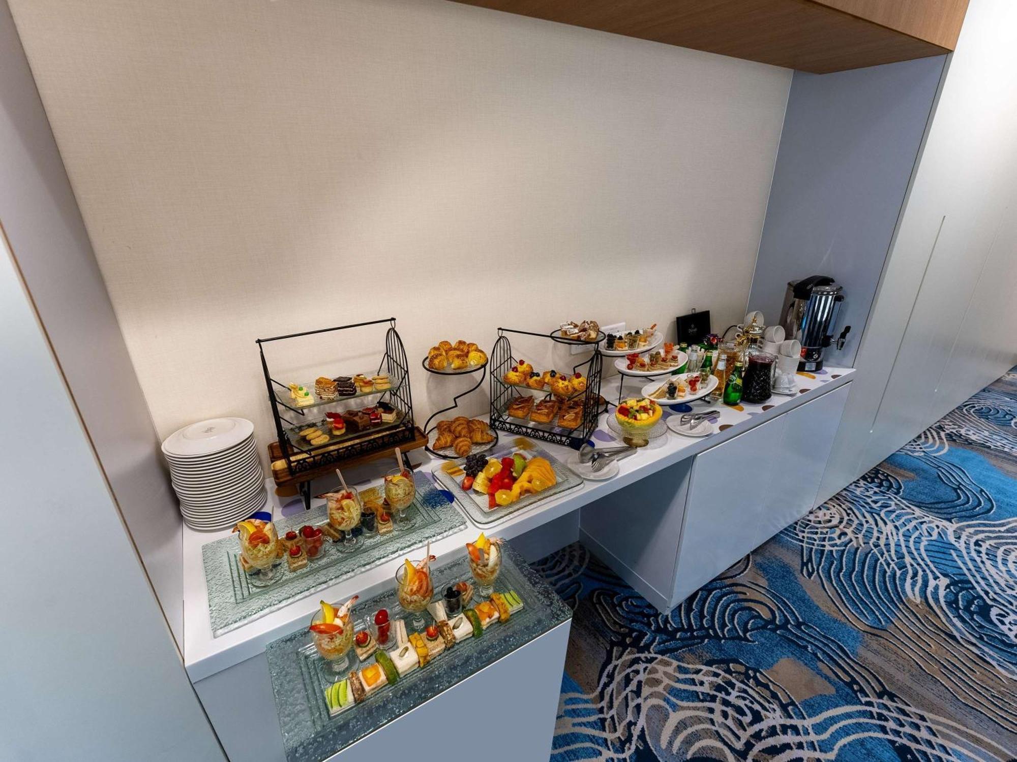 Novotel Jazan Extérieur photo A buffet at a hotel