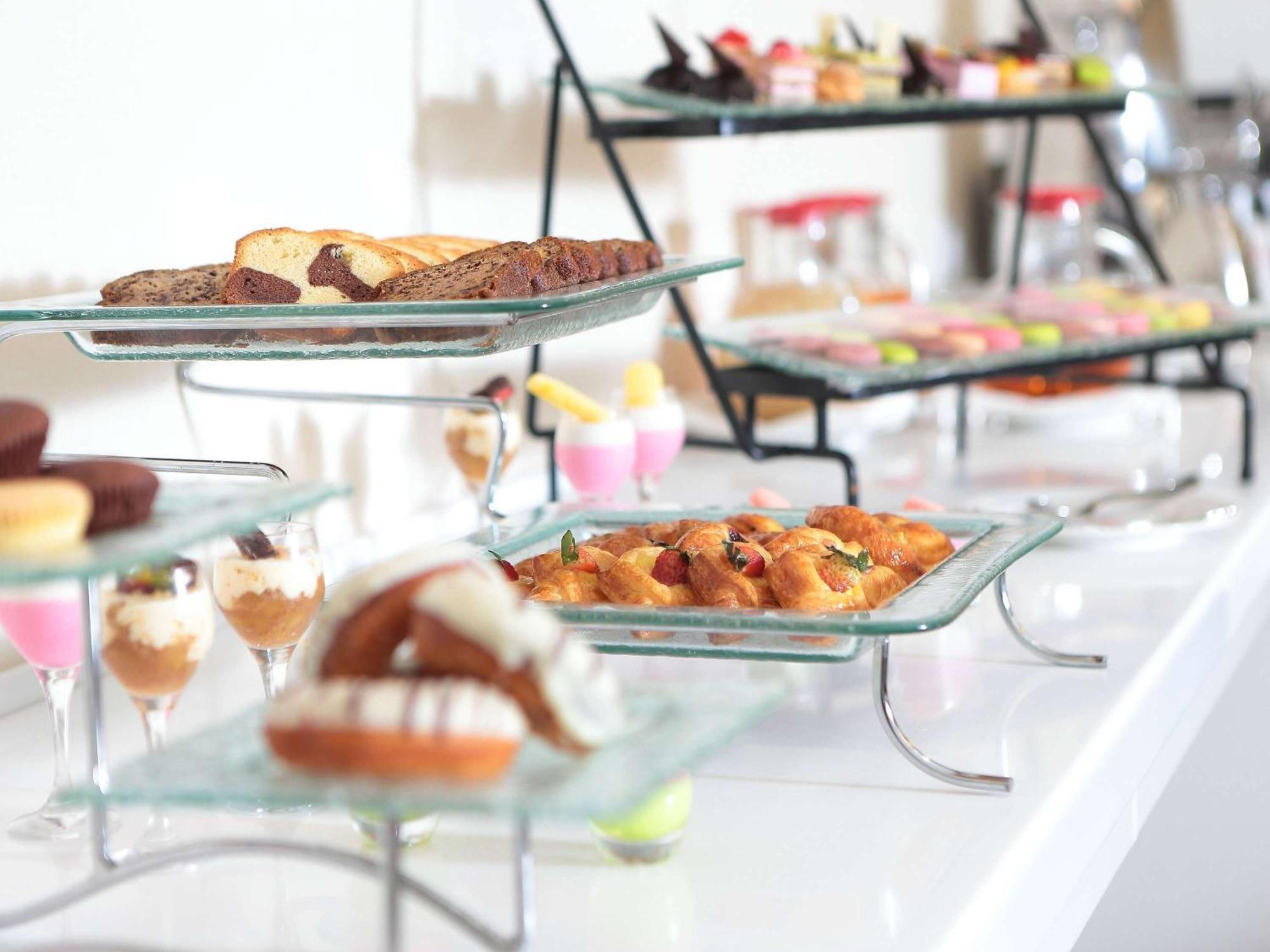 Novotel Jazan Extérieur photo A dessert buffet