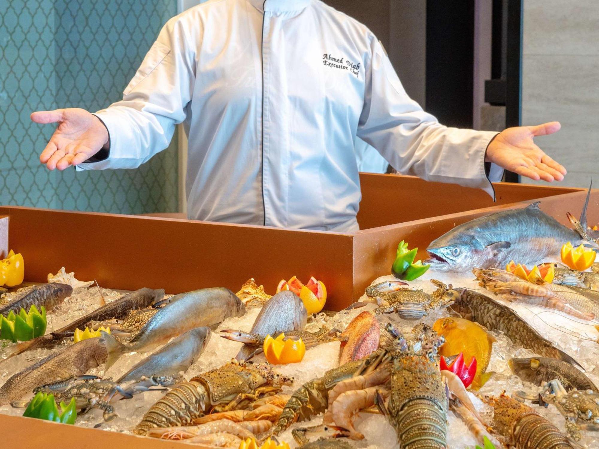 Novotel Jazan Extérieur photo A seafood display at a restaurant