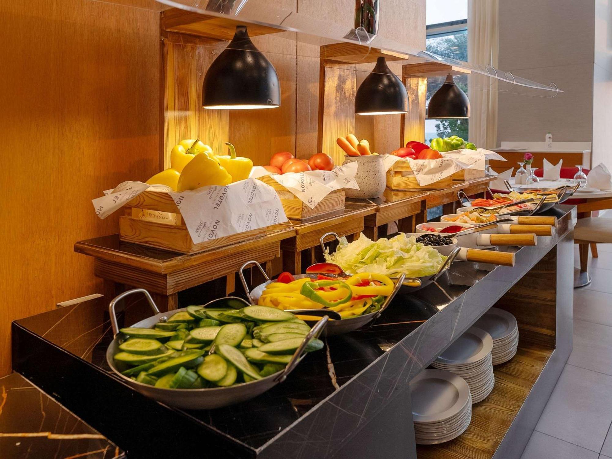 Novotel Jazan Extérieur photo A salad bar