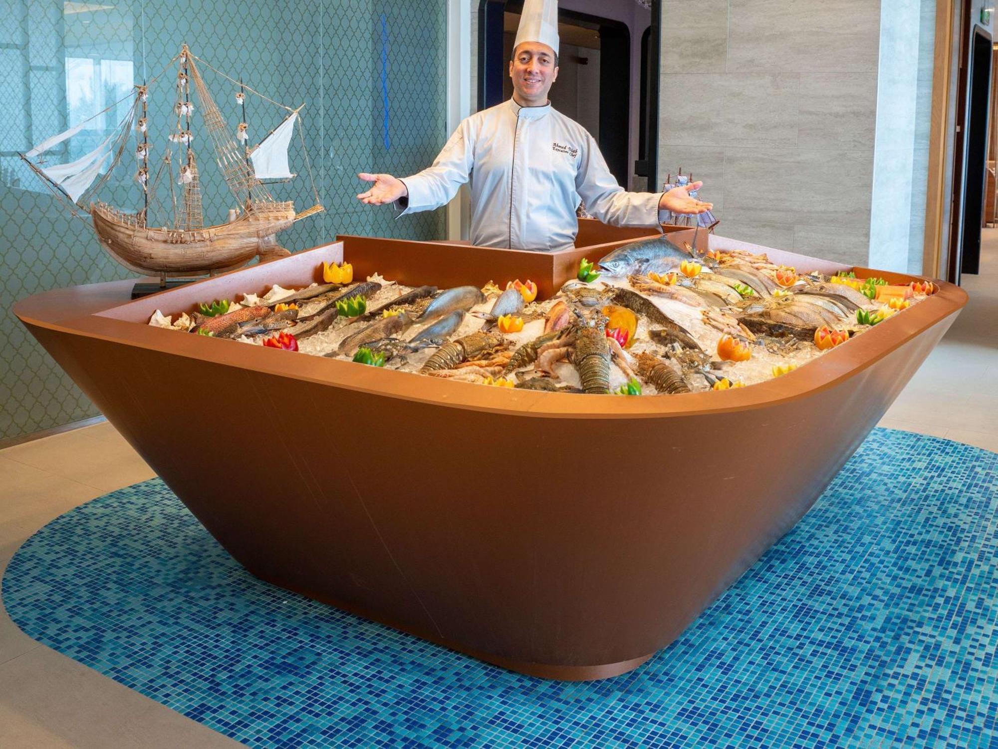 Novotel Jazan Extérieur photo A seafood display at a hotel