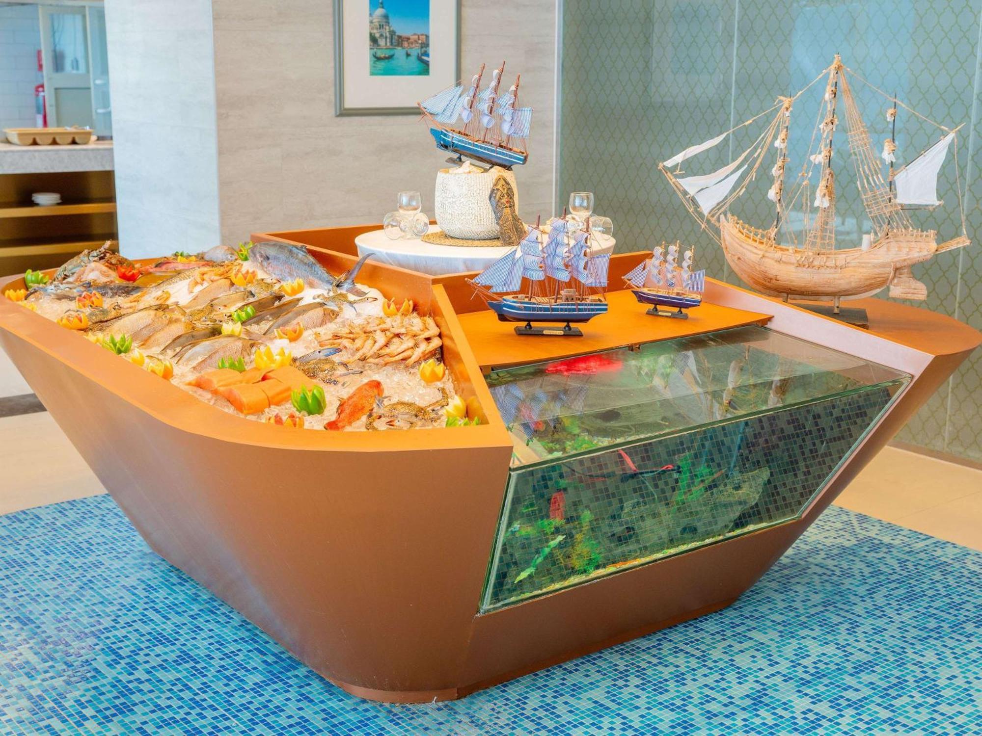 Novotel Jazan Extérieur photo A seafood buffet at a hotel